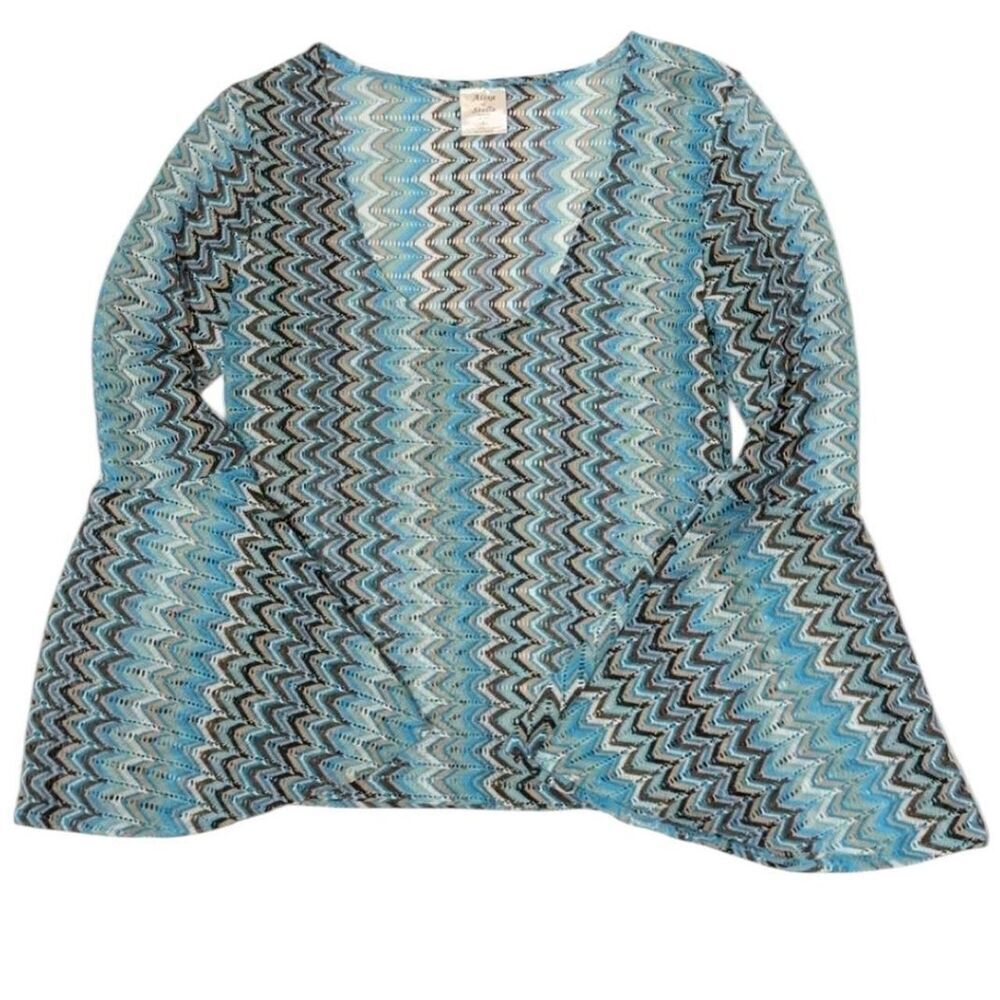 Alexa & Stella Blue and black chevron top with bell sleeves